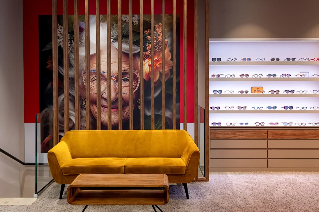 Brillen Stober Team Weiden Petra Jüttner Brillen Stober Stefan Jüttner Augenoptiker Weiden Werkstatt Brillen Stober Optiker Weiden Geschäft Innenansicht