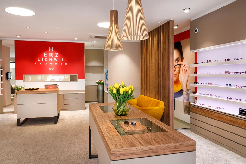 Brillen Stober Team Weiden Petra Jüttner Brillen Stober Stefan Jüttner Augenoptiker Weiden Werkstatt Brillen Stober Optiker Weiden Geschäft Innenansicht