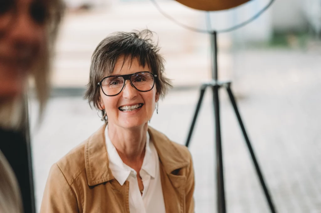 Brillen Stober Team Weiden Petra Jüttner Brillen Stober Stefan Jüttner Augenoptiker Weiden Werkstatt Brillen Stober Optiker Weiden Geschäft Innenansicht