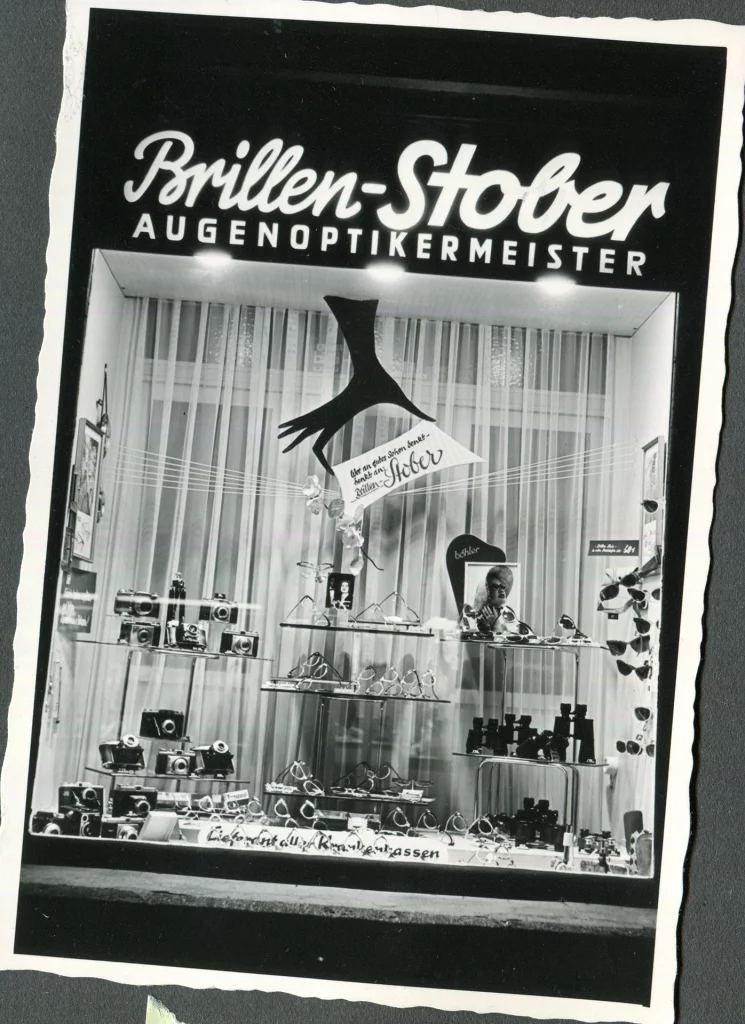 Brillen Stober Team Weiden Petra Jüttner Brillen Stober Stefan Jüttner Augenoptiker Weiden Werkstatt Brillen Stober Optiker Weiden Geschäft Innenansicht