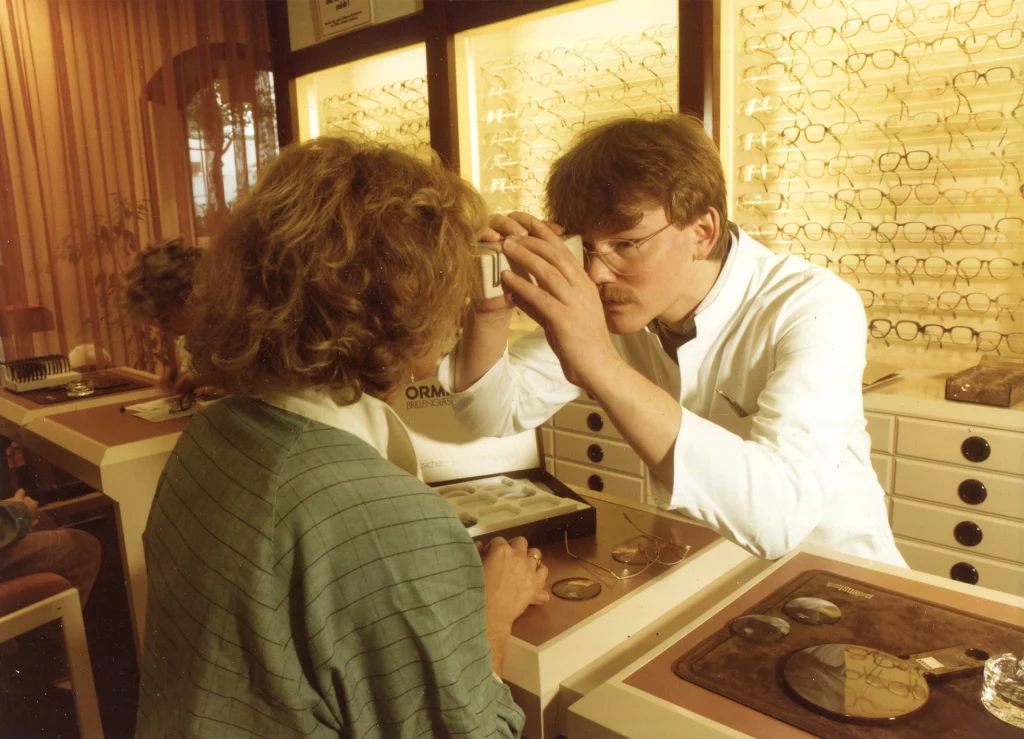 Brillen Stober Team Weiden Petra Jüttner Brillen Stober Stefan Jüttner Augenoptiker Weiden Werkstatt Brillen Stober Optiker Weiden Geschäft Innenansicht