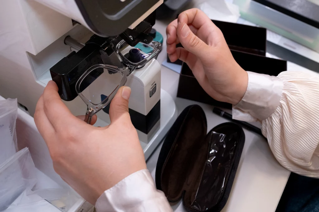 Brillen Stober Team Weiden Petra Jüttner Brillen Stober Stefan Jüttner Augenoptiker Weiden Werkstatt Brillen Stober Optiker Weiden Geschäft Innenansicht